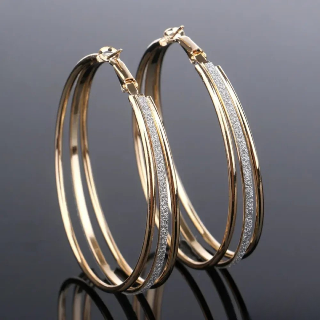Goldene Retro-Creolen mit Zirkonia-Glanz
